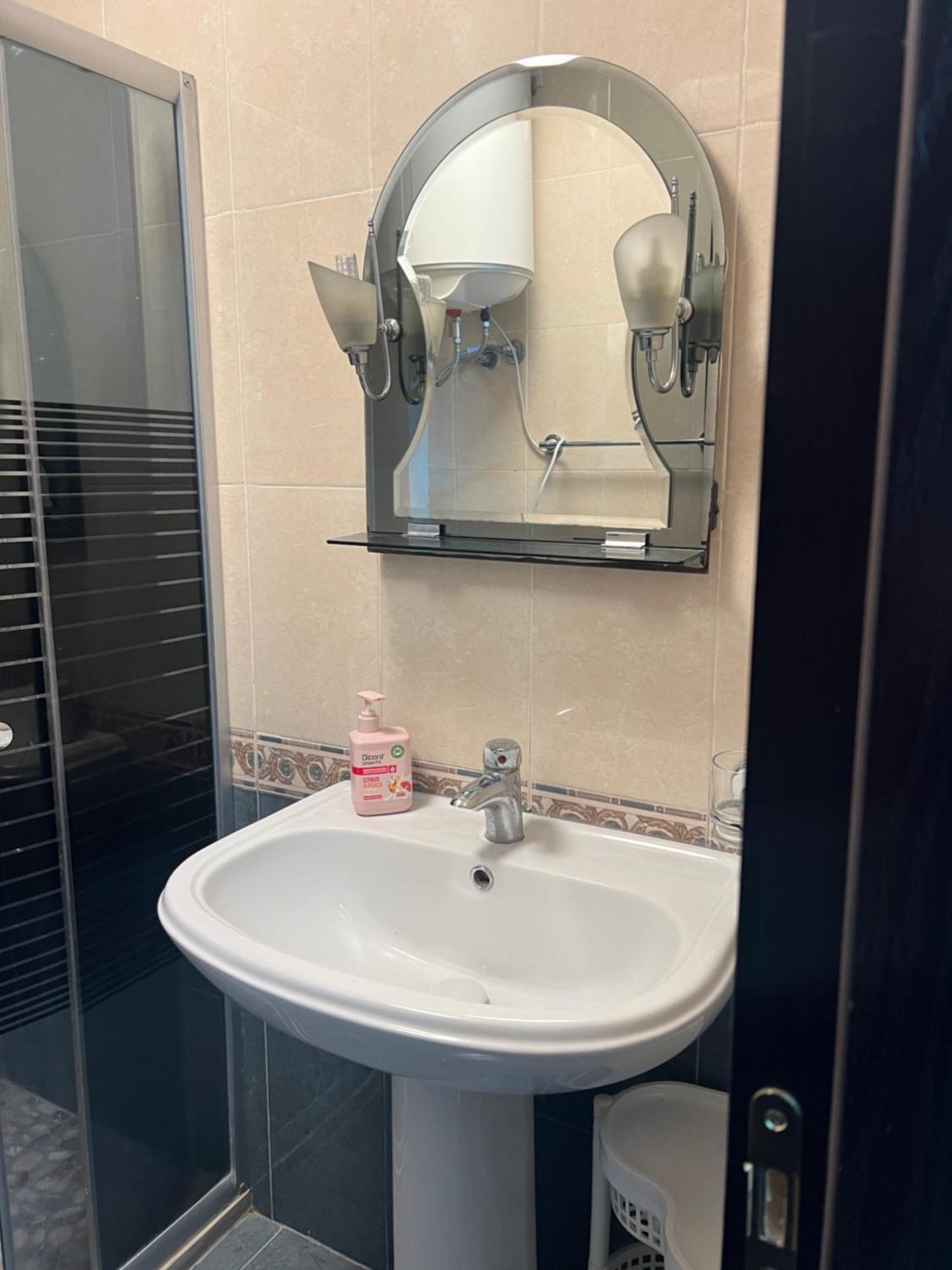 Ergi'S Studio Apartment Тирана Екстер'єр фото
